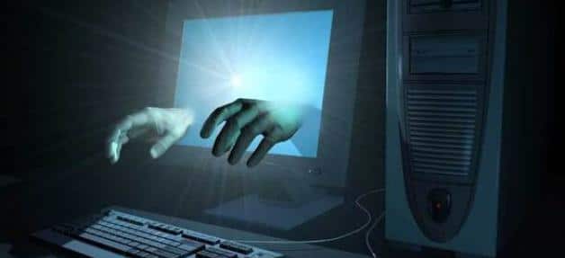 cyberattaque - image mains dans ordinateur