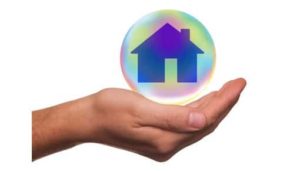 Main tenant une maison dans une bulle
